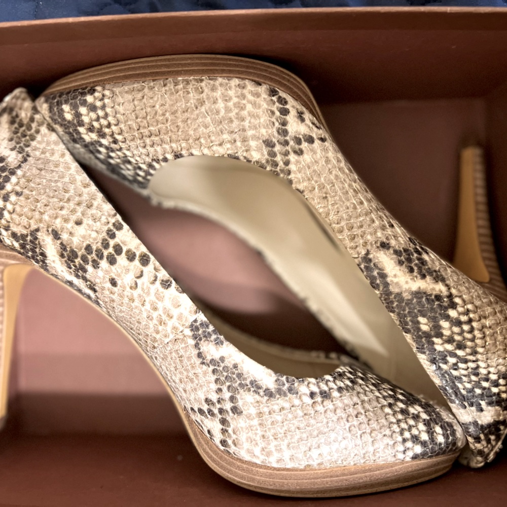 NEVER WORN…NIB Women’s Coach snakeskin print heels…size 8.5💜